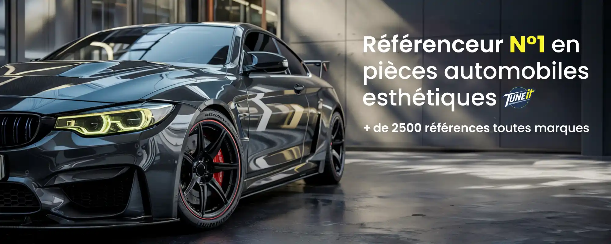 Voiture de sport noire élégante.