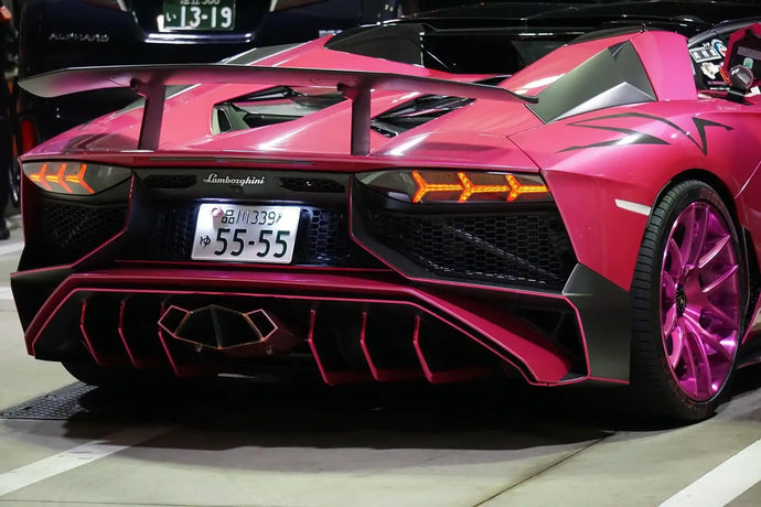Lamborghini Aventador rose avec kit carrosserie personnalisé.